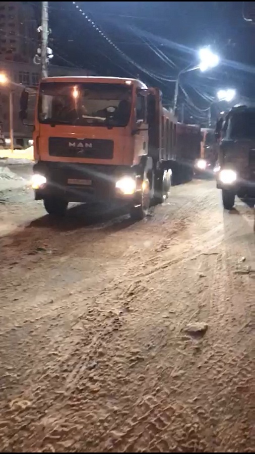 Ленинский район продолжают очищать от 
снега и наледи