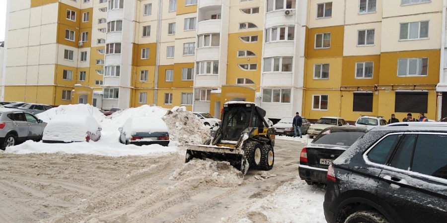 В Кировском районе продолжаются работы 
по очистке от снега и наледи