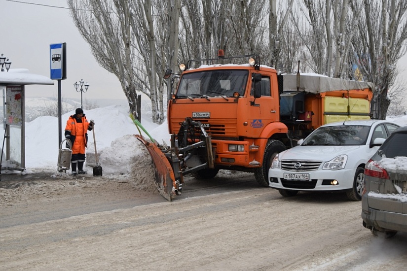 Очищать город от снега сегодня будут 15 
звеньев спецтехники