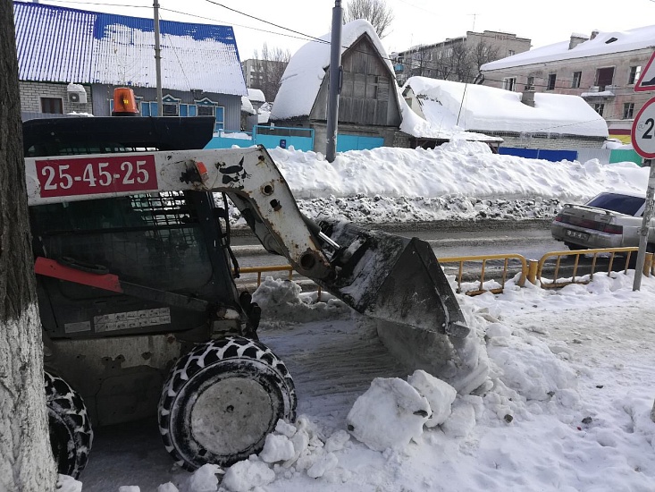 В Заводском районе продолжаются работы 
по уборке снега