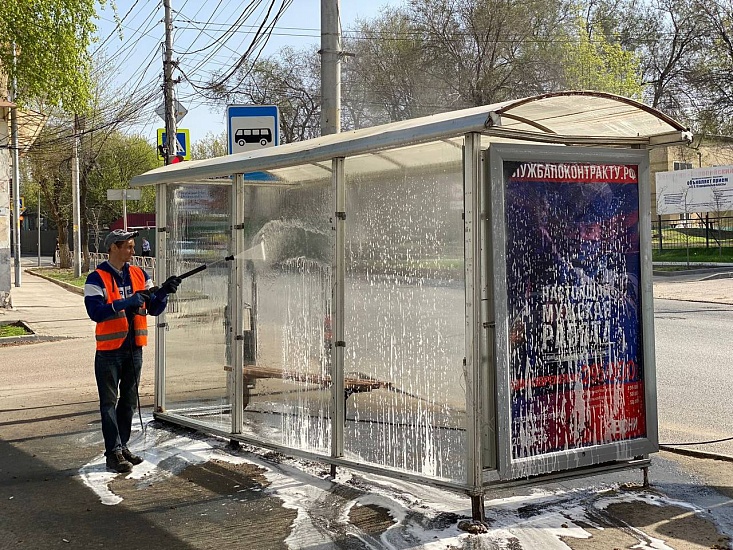 Продолжаются мероприятия по санитарной 
очистке остановочных павильонов и ограждений