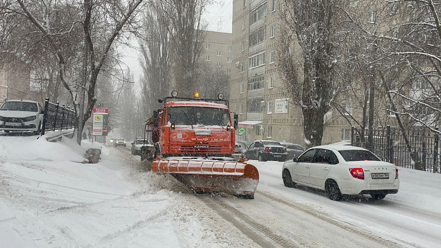 Сегодня днем городские улицы убирают 244 
единицы специализированной техники и 280 рабочих городских коммунальных служб