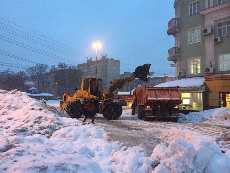 За сутки с территории города было вывезено 
более трех тысяч куб. м снега и наледи