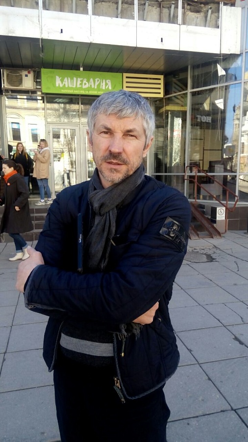 «Трехметровые неоновые буквы на золотой 
подложке должны остаться в прошлом», - директор центра «Пионер» Алексей Колесников прокомментировал смену вывесок в центральной части Саратова