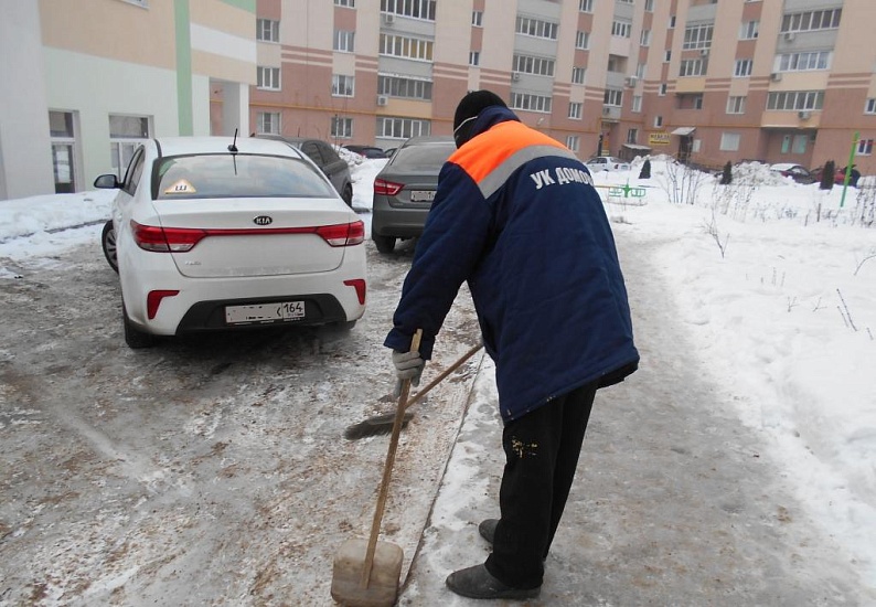 В Заводском районе продолжается уборка 
территории от снега и наледи