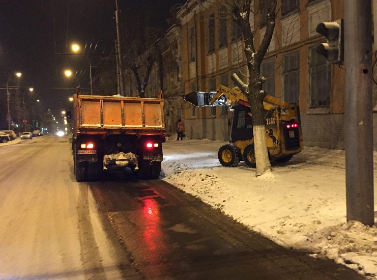 Продолжаются работы по уборке города от 
снега и наледи