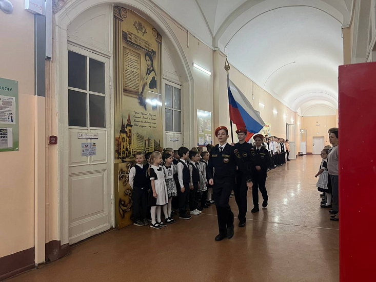 В рамках патриотического воспитания в общеобразовательных учреждениях Октябрьского района были подняты флаги РФ