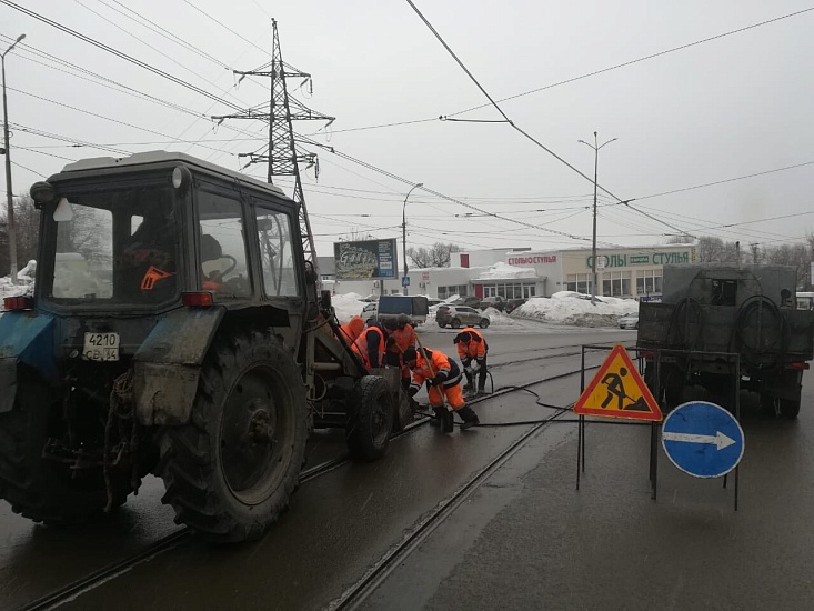 Работы по уборке Кировского района от снега 
продолжаются