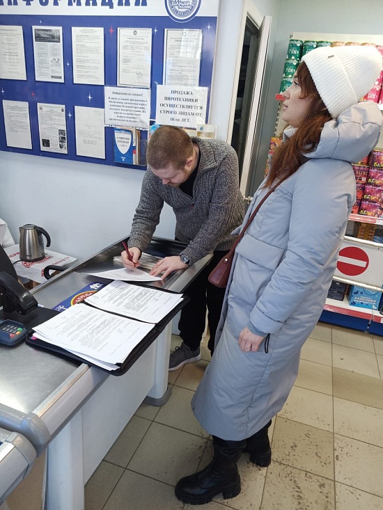 На территории Октябрьского района продолжаются 
мероприятия по выявлению самовольно размещенных рекламных конструкций и вывесок