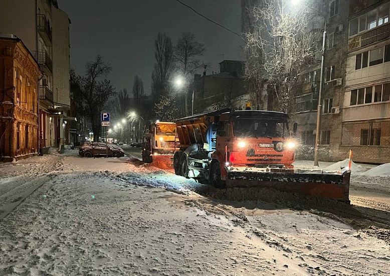 Городские коммунальные службы выполняют очистку дорог от снега и наледи, обрабатывают покрытие противогололедными материалами 