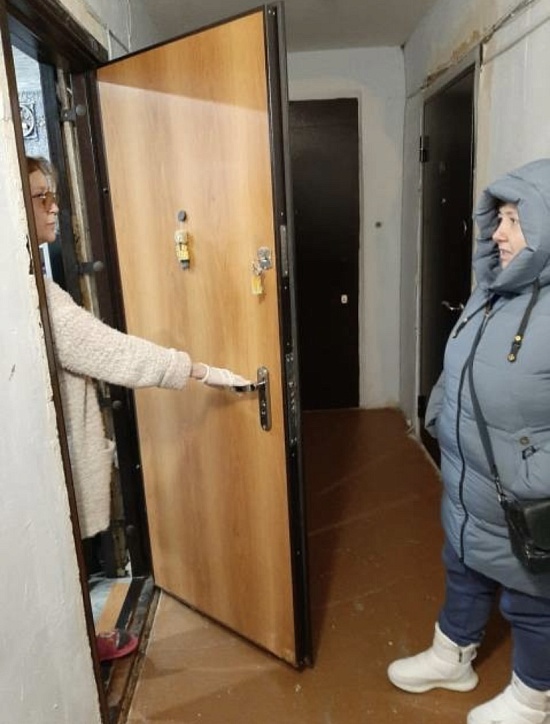 Сотрудники администрации Ленинского района 
осуществляют обход домов, в которых присутствуют пониженные параметры теплоснабжения