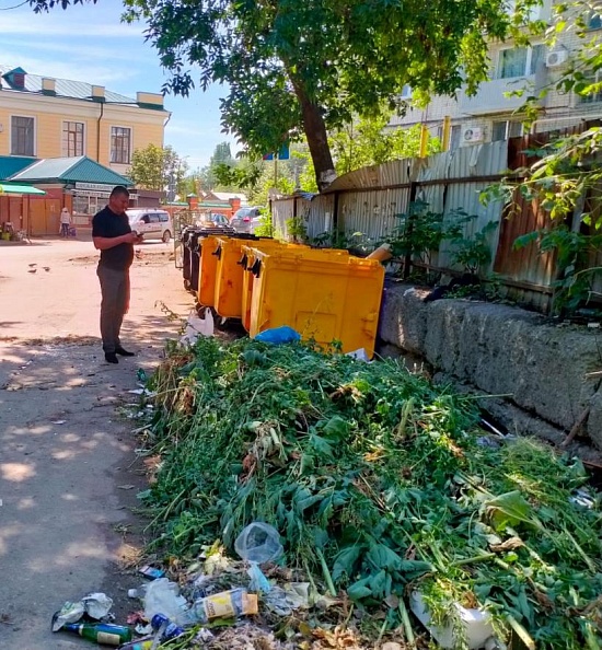 В Октябрьском районе состоялся объезд 
контейнерных площадок на предмет своевременного вывоза мусора