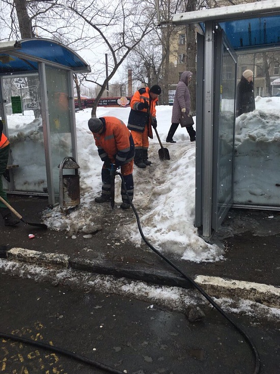 В круглосуточном режиме ведутся работы 
по уборке и вывозу снега с территории Кировского района