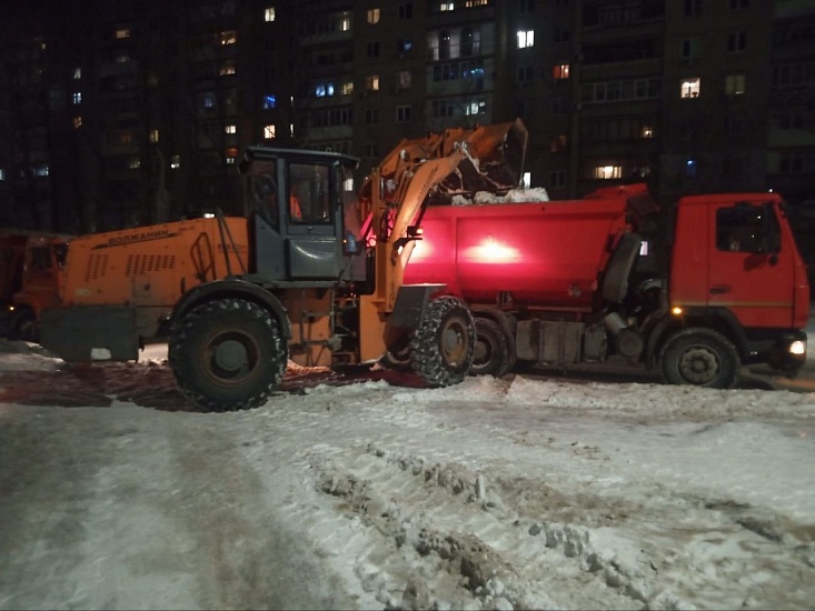 Продолжается уборка города от снега и наледи