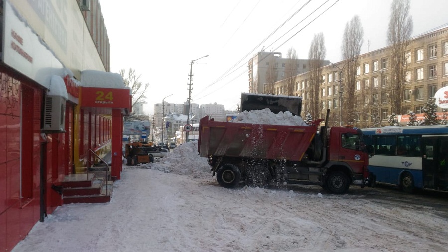 В Волжском районе ведутся работы по очистке 
территории от снега и наледи