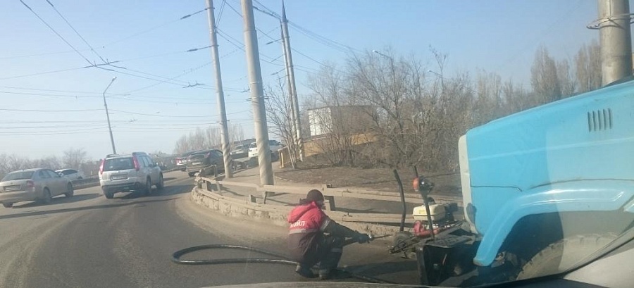 В Заводском районе начались работы по помывке 
бортового камня