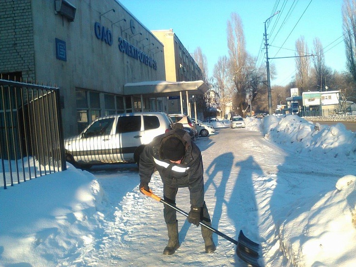 В Октябрьском районе проходит круглосуточная 
уборка снега