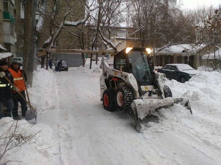 В Кировском районе продолжается уборка 
снега