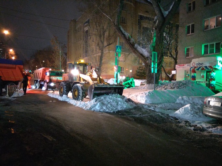 В Октябрьском районе продолжается уборка 
снега