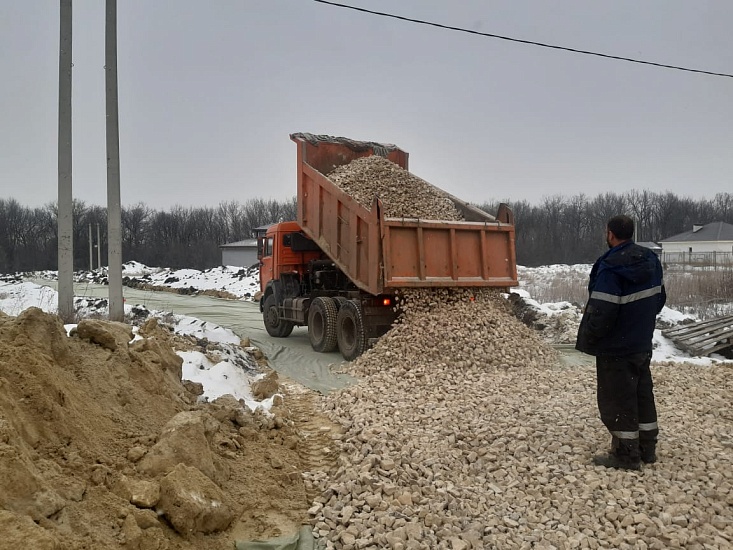 В поселке Жасминный продолжается обустройство 
дорог