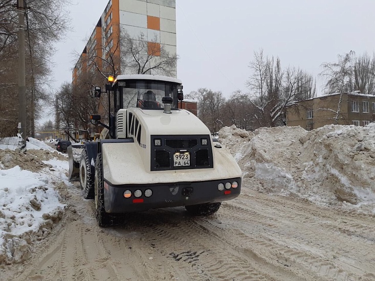 В Ленинском районе продолжается уборка 
городских улиц и расчистка крыш жилых домов