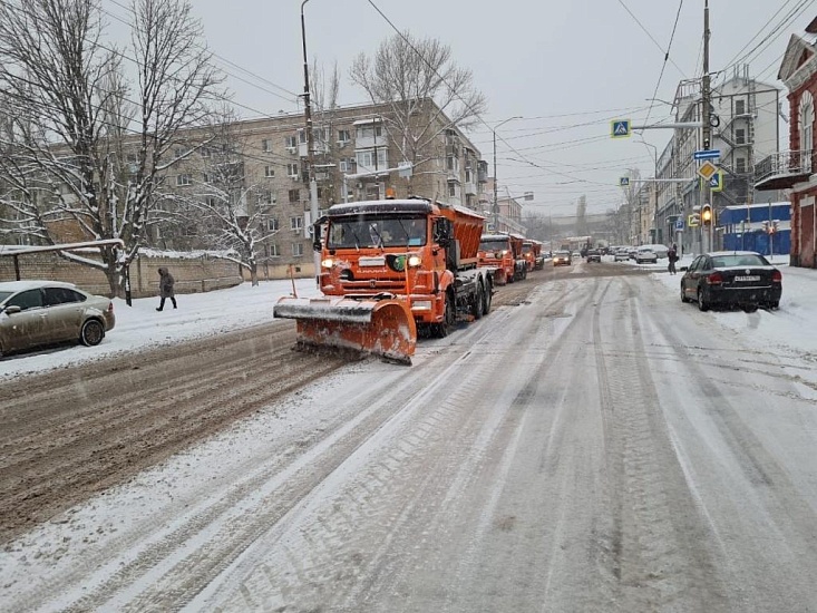 В Кировском районе продолжается обработка 
дорог и тротуаров противогололедными материалами