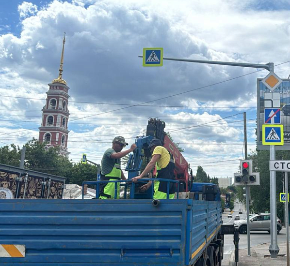 В Саратове по нацпроекту «Безопасные качественные 
дороги» установили несколько десятков дублирующих дорожных знаков