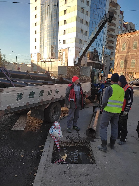 В Саратове продолжается установка дублирующих 
дорожных знаков на консольных опорах