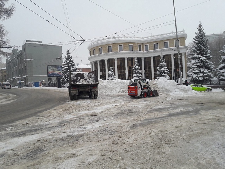 В Волжском районе работы по очистке территории 
от снега и наледи ведутся в круглосуточном режиме