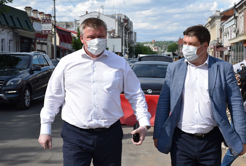 Михаил Исаев проинспектировал работы по 
ремонту тротуаров в Кировском районе