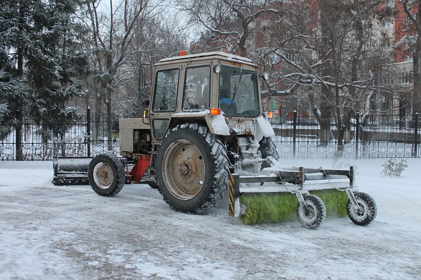 Работы по уборке снега продолжаются и в 
воскресенье