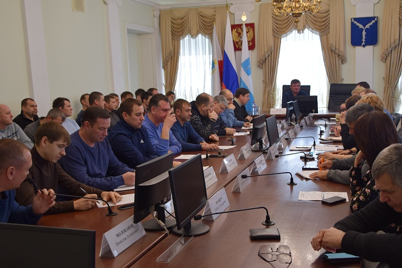 В администрации состоялось совещание по 
вопросу расчистки городских улиц и дворов от снега