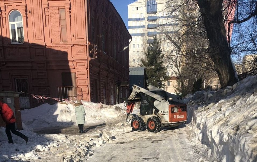 В центре города продолжается вывоз снега 
и наледи