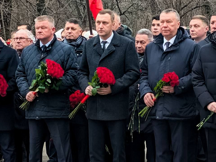 Михаил Исаев принял участие в церемонии возложения цветов к монументу Воину-освободителю на Воскресенском кладбище