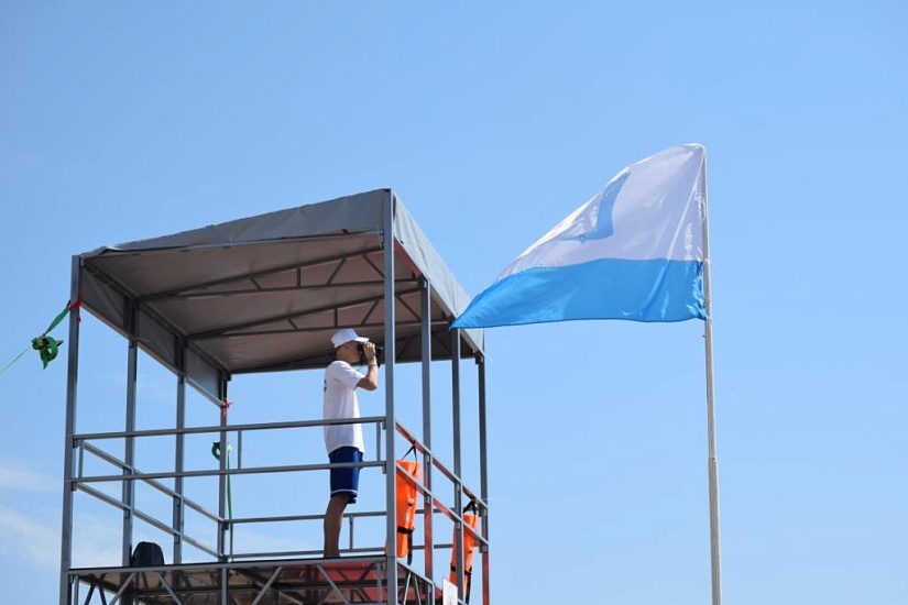 Спасатели Саратовского пляжа помогли обессилевшему 
пловцу