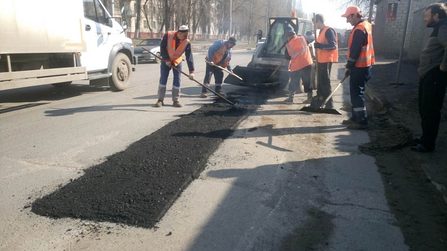 Дорожники приступили к ремонту горячей 
асфальтобетонной смесью