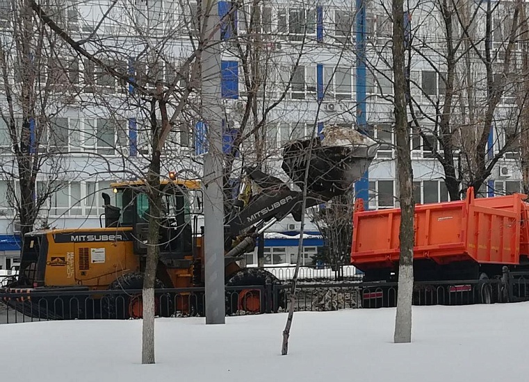 Новые самосвалы МБУ «Дорстрой» приступили 
к вывозу снега в Ленинском районе