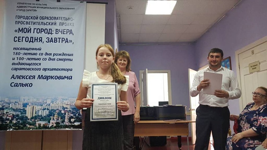 Юные саратовцы посвятили рисунки своему 
любимому городу и Чемпионату мира по футболу