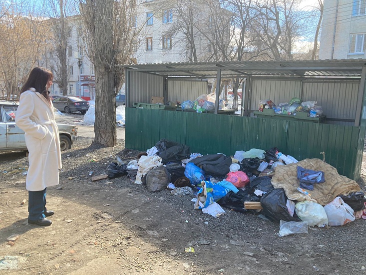 В Октябрьском районе проверили своевременность 
вывоза мусора