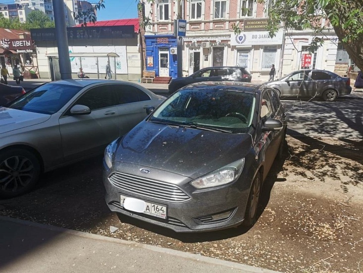 В Октябрьском районе активно проводится 
работа по выявлению фактов парковки автомобилей на зеленых зонах