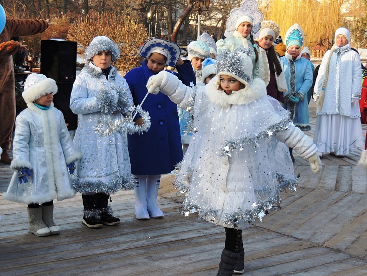Снегурочки устроили дефиле в Городском 
парке