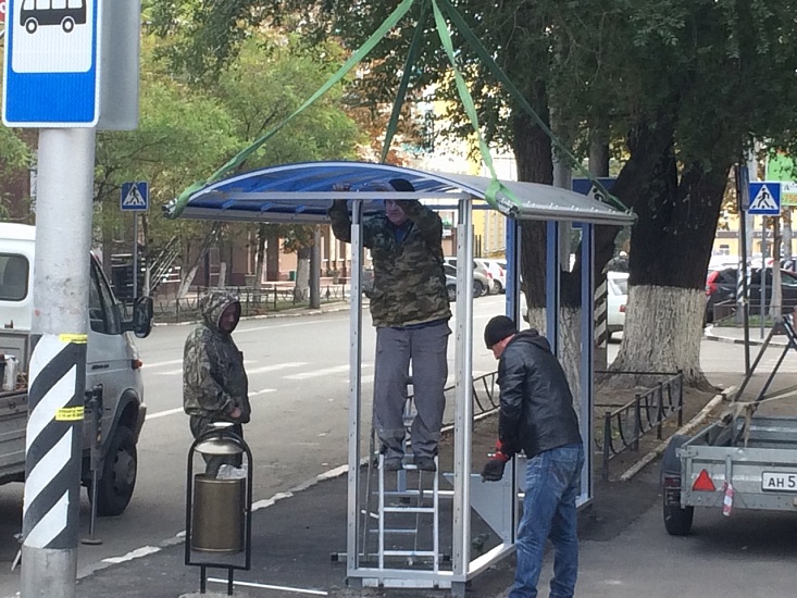 В Октябрьском районе по просьбе жителей 
устанавливают остановочный павильон