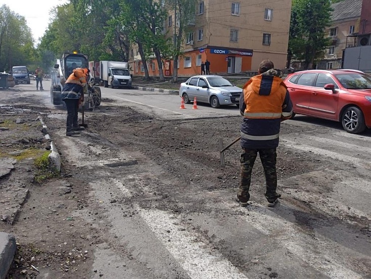 В Саратове продолжается ямочный ремонт. 
За сутки восстановлено 1000 кв.м