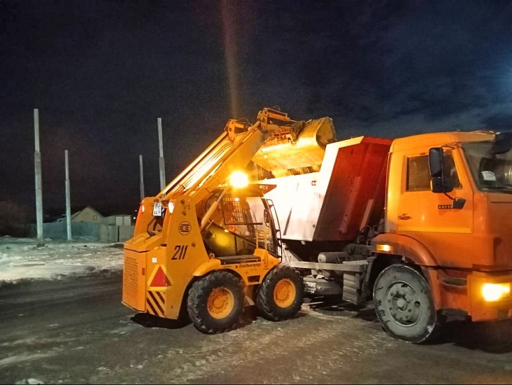 Продолжается уборка города от снега и наледи