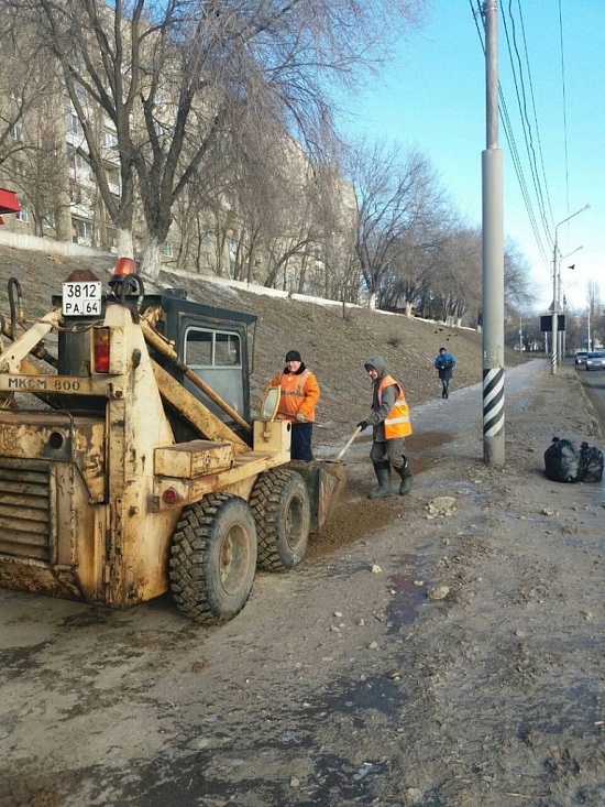 С улиц Заводского района вывезено 214 кубометров 
наледи и снега