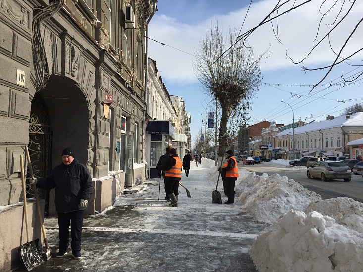В Кировском районе в оперативном режиме 
ведутся работы по уборке снега