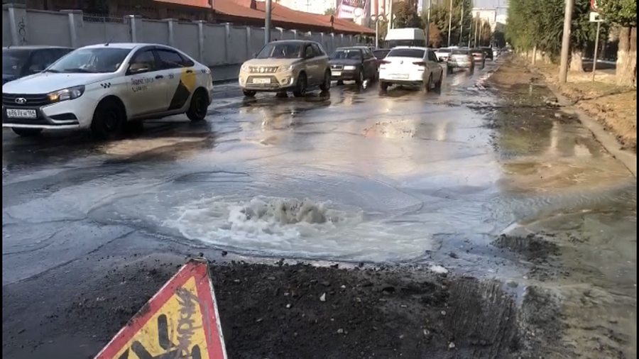 Бьющий из-под земли поток воды вызывает 
негодование жителей