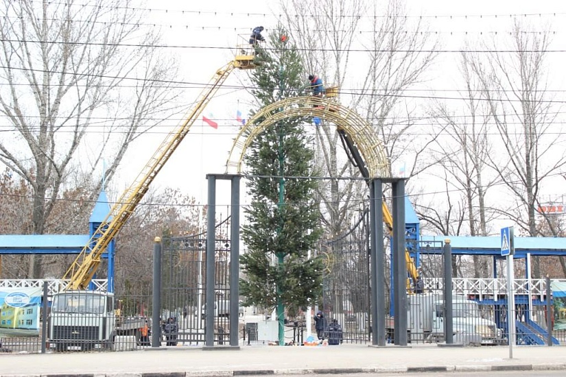 В Заводском районе установили 15-метровую 
елку