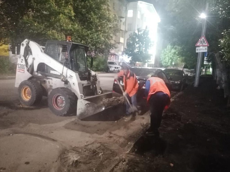 Продолжаются работы по благоустройству 
на территории Октябрьского района