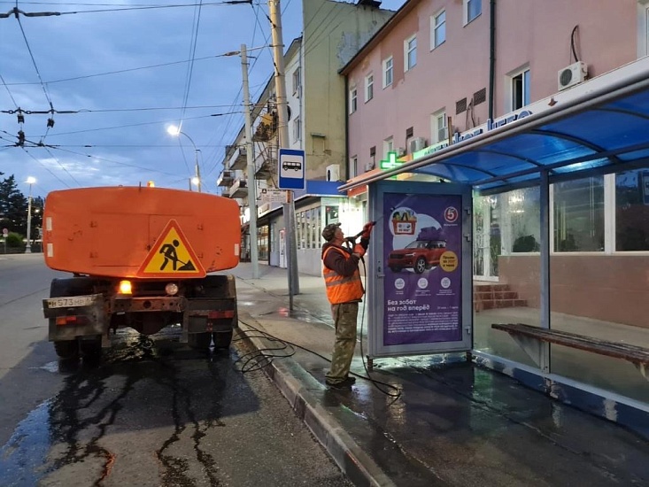 В Кировском районе проводятся мероприятия 
по помывке остановочных павильонов